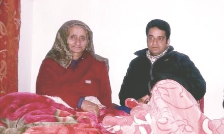 Inam visits mother of Shaheee Maqbool Bhat