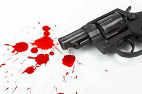 An army man shot himself with his service weapon in Uri area of north Kashmir’s Baramulla district on Sunday.