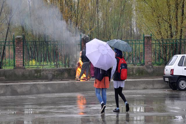 Upper reaches receive fresh snowfall; rain lashes plains in Kashmir