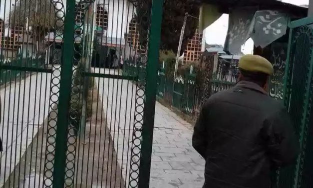 Militants attack police post in Central Kashmir, cop injured