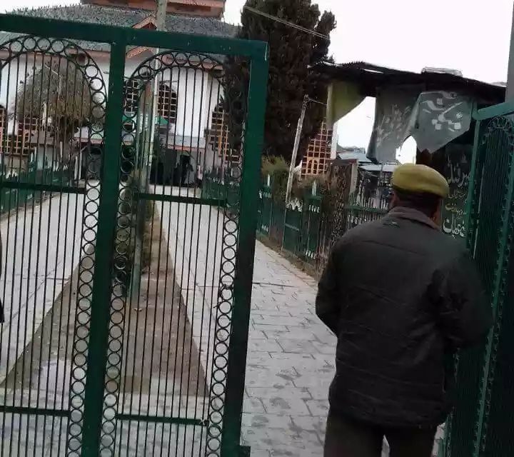 Militants attack police post in Central Kashmir, cop injured