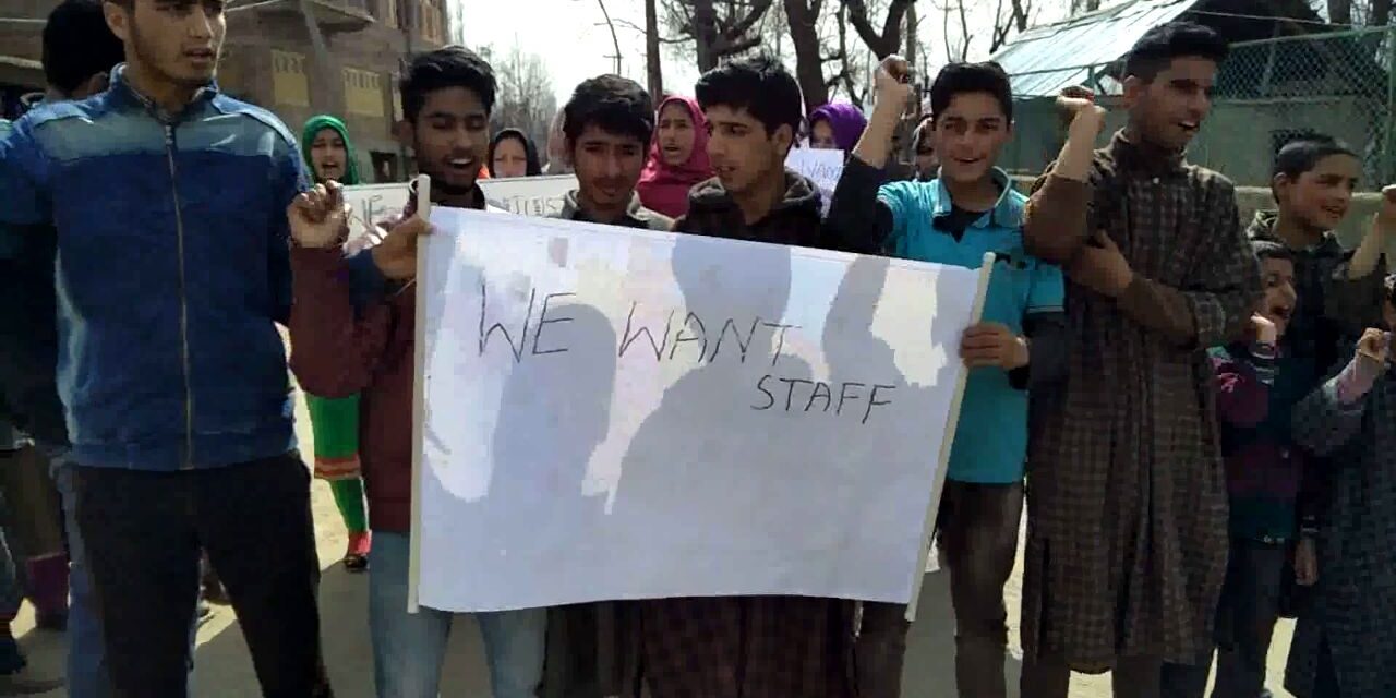 Students protest against non-availability of teachers in dasan Beerwha.