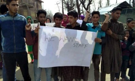 Students protest against non-availability of teachers in dasan Beerwha.