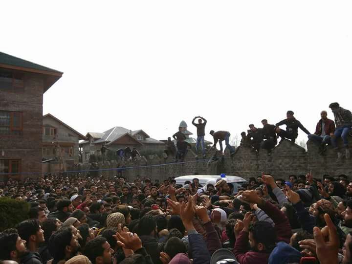People march towards Soura for last rites of slain militant Eesa Fazili