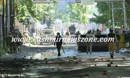 Clashes In Ganderbal After Students Protest,5 Policemen and 12 students injured