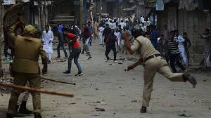 Massive Clashes erupted at old Barzulla area of Uptown Sgr, demand body of militant killed in Kupwara