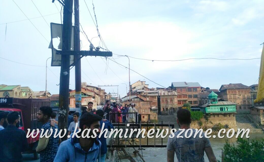 Girl jumps into Jhelum to commits suicide in Srinagar, rescued