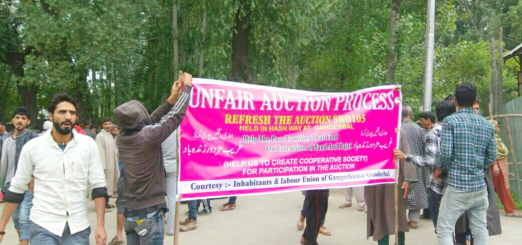Labourers protest in Ganderbal against auction of minor mineral mining on lease