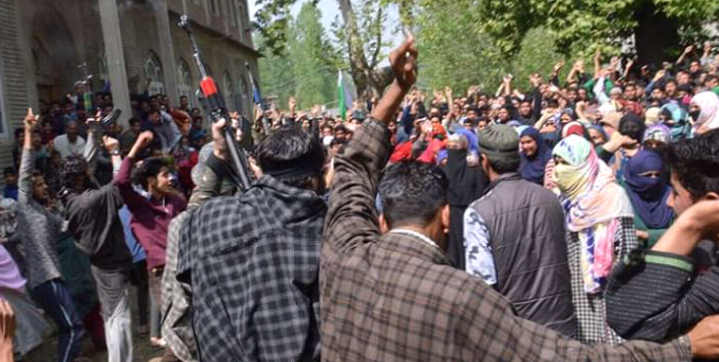 Militants Offer Gun Salute, Thousands participate in funeral prayers of slain militants killed in Kulgam