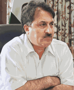 Samoon convenes meet, Reviews traffic management, road safety in JK