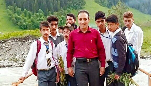 Students, Teachers, Friends Pay tribute to teacher Killed in Bandipora road accident