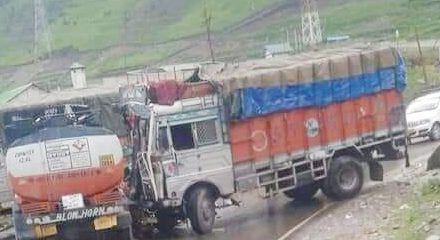Five persons injured after LP truck rammed with a Oil tanker at Sonamarg