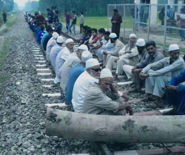 Budgam protests against dilapidated roads