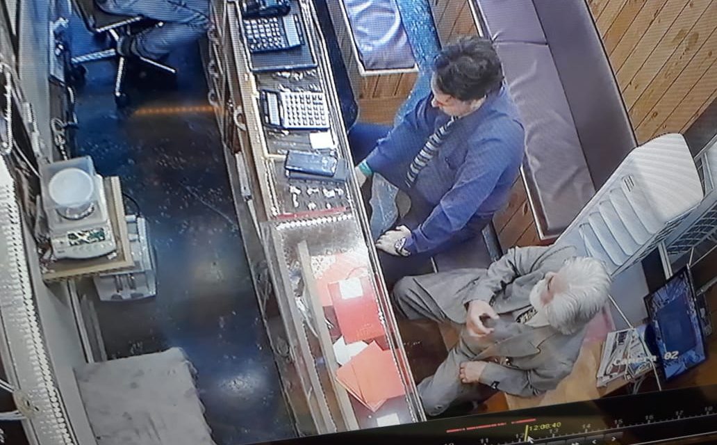 Police Station Shaheedgunj,Srinagar seeks help of general public to identify the two suspected fraudesters involved in taking away gold worth 52.0 lacs fraudulently