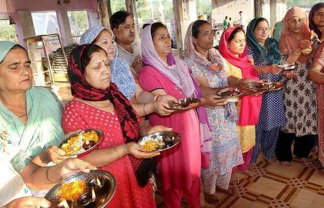 Amid volatile situation Kashmiri Pandits celebrate Navaratri in Srinagar