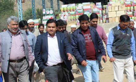 DDC Ganderbal visits Fruit Mandi Zazna