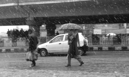 Snowfall leads to traffic chaos in Kashmir’s capital city