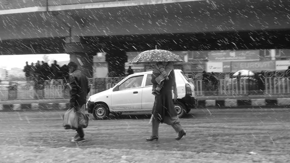 Snowfall leads to traffic chaos in Kashmir’s capital city