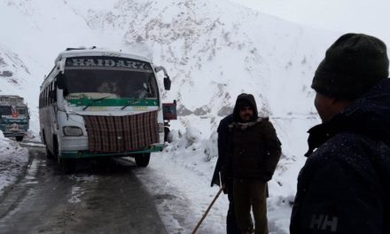 Heavy snowfall at Zojila; Police evacuates 250 passengers and 82 vehicles stranded on Highway