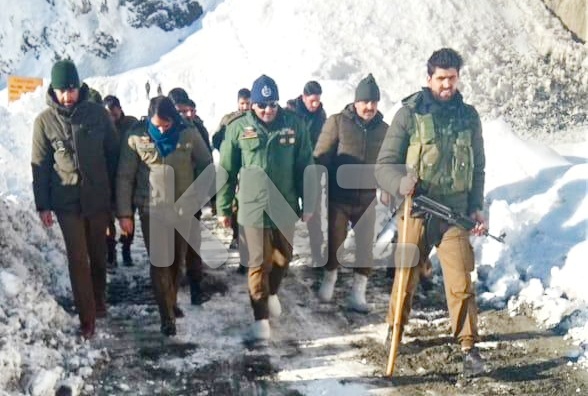 SSP Ganderbal Mr Khalil Poswal visits Zojila to inspect snow clearance