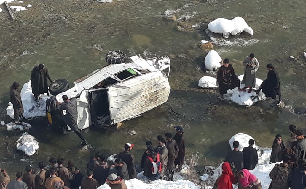 Five persons injured as sumo plunges into nallah in Kalaroos