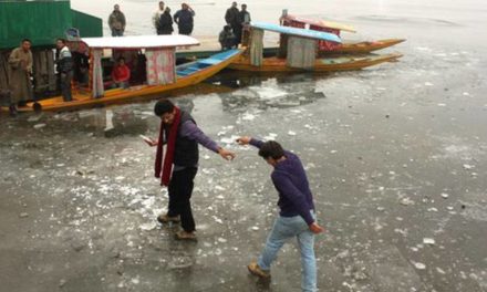 ﻿Frozen roads force Kashmiris to remain indoors on Sunday morning