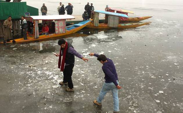 ﻿Frozen roads force Kashmiris to remain indoors on Sunday morning