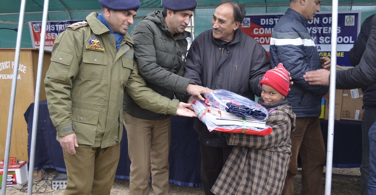 Pulwama police distributes items to Government School, needy persons of the area