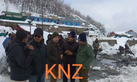SSP traffic Kashmir visits Jawahar Tunnel Takes stock of snow clearance
