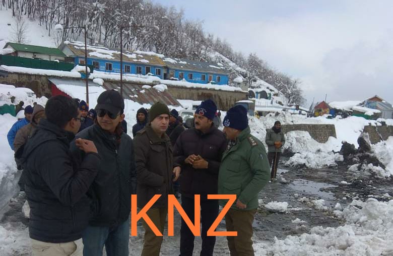 SSP traffic Kashmir visits Jawahar Tunnel Takes stock of snow clearance