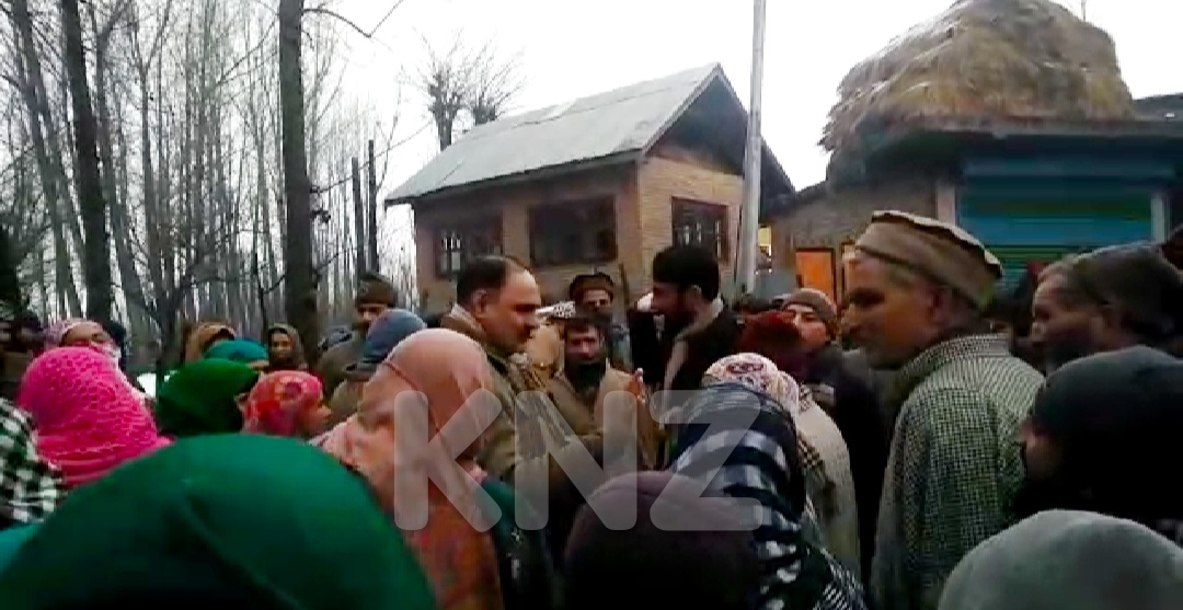 Multiple protest in Ganderbal against power Development Department,demanding immediate restore of power