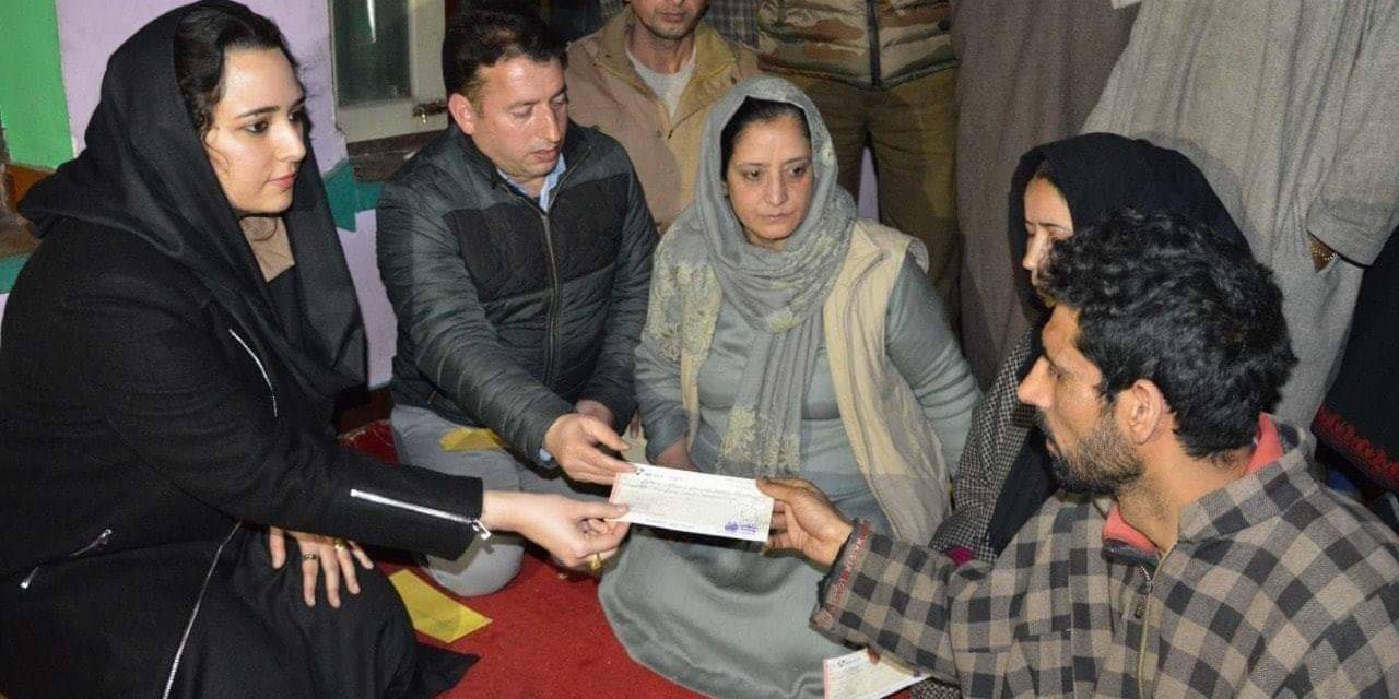 DC Budgam handover cheques worth Rs. 4 lakh as relief to Budgam helicopter crash victim’s family