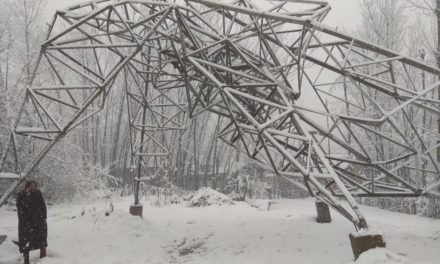 ﻿Transmission Tower collapse amid heavy snowfall in Bandipora