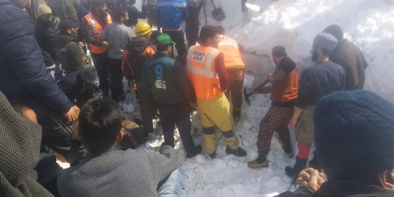 Seven  dead bodies recovered from avalanche near Jawahar Tunnel