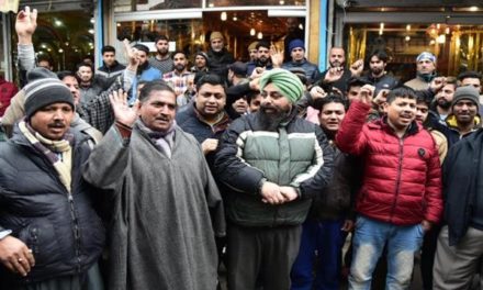 Sikhs, Pandits protest against attacks on Kashmiris outside Valley