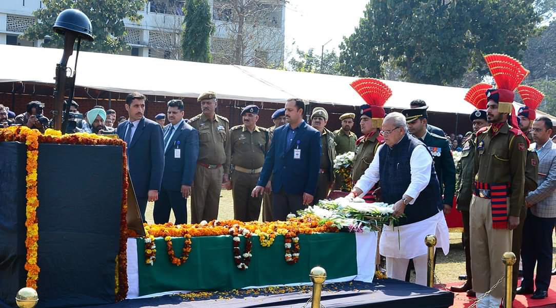 Governor pays homage to Dy. S.P Aman Thakur