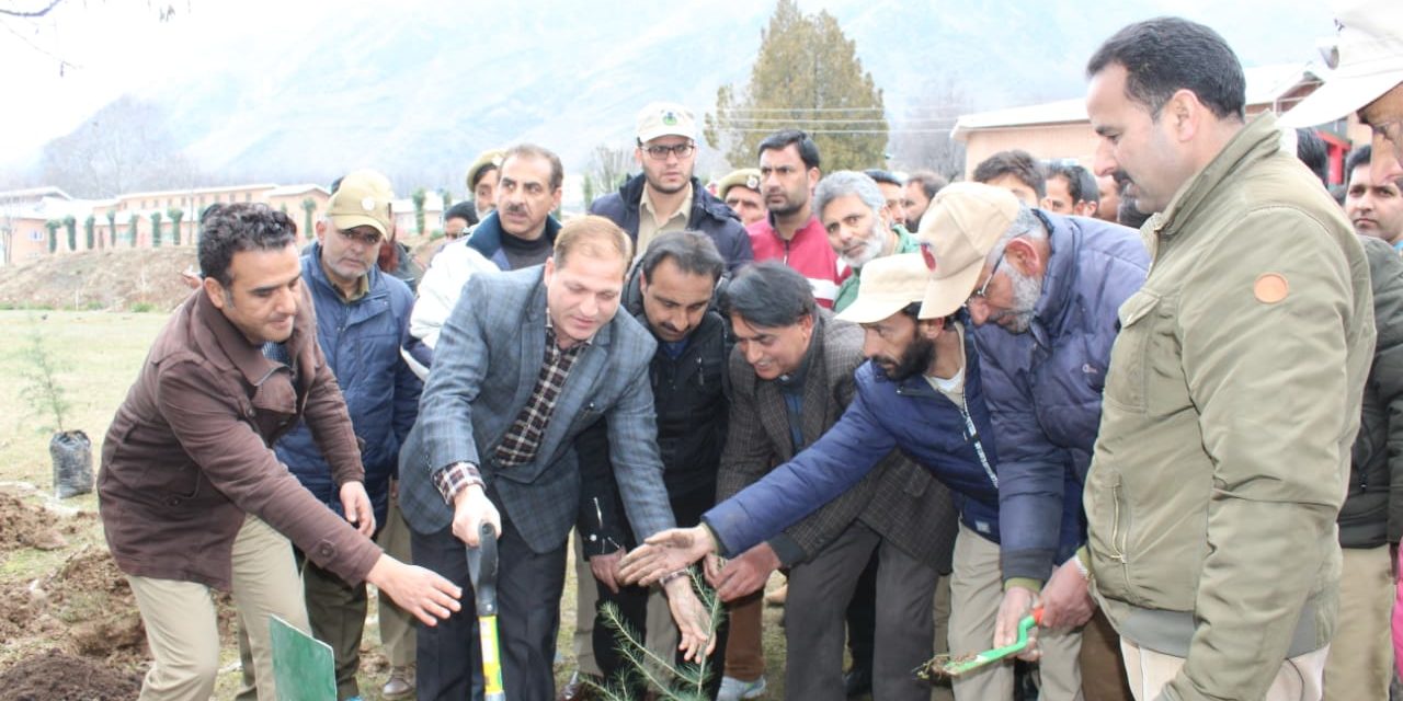 Social forestry kick starts Plantation Drive at Ganderbal