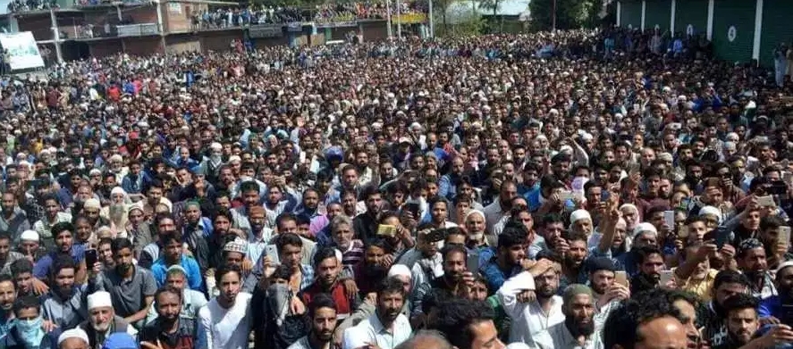 Thousands participate in funeral prayers of slain militants, ‘Militants offer gun salute at Shopian