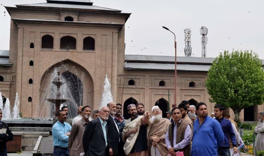 Mirwaiz takes stock of Ramadhan arrangements at Jama Masjid