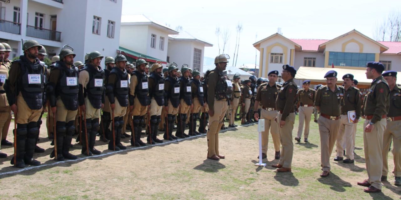 ﻿DGP visited Bandipora,took stock of preparedness regarding General Elections, interacted with Officers & Jawans at DPL Bandipora.
