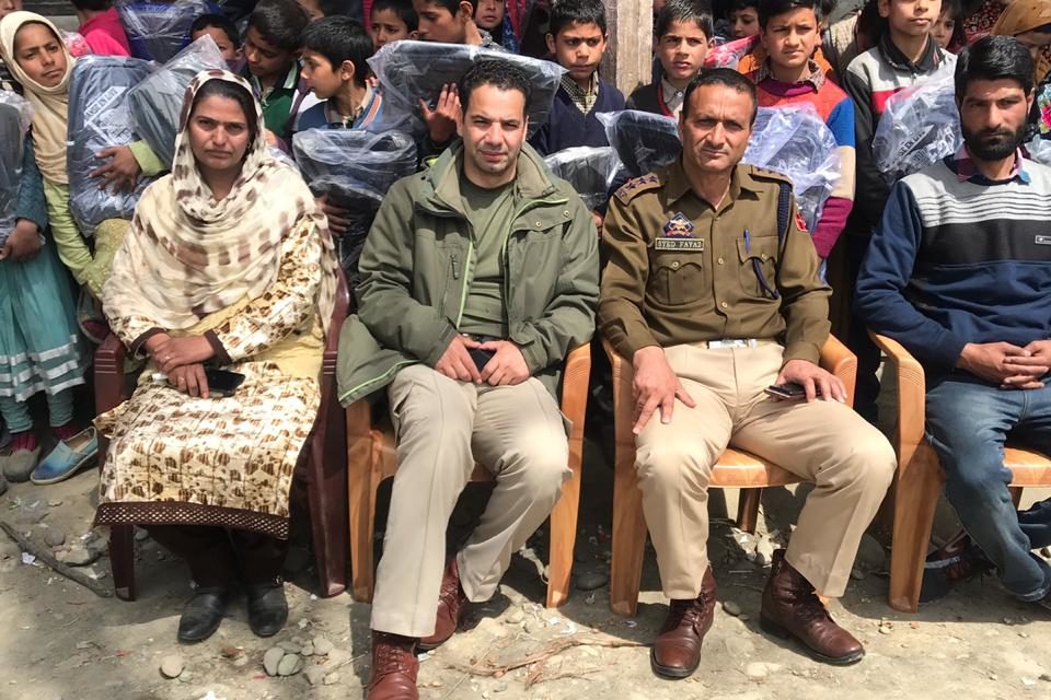 Budgam Police distributes stationary items among needy students