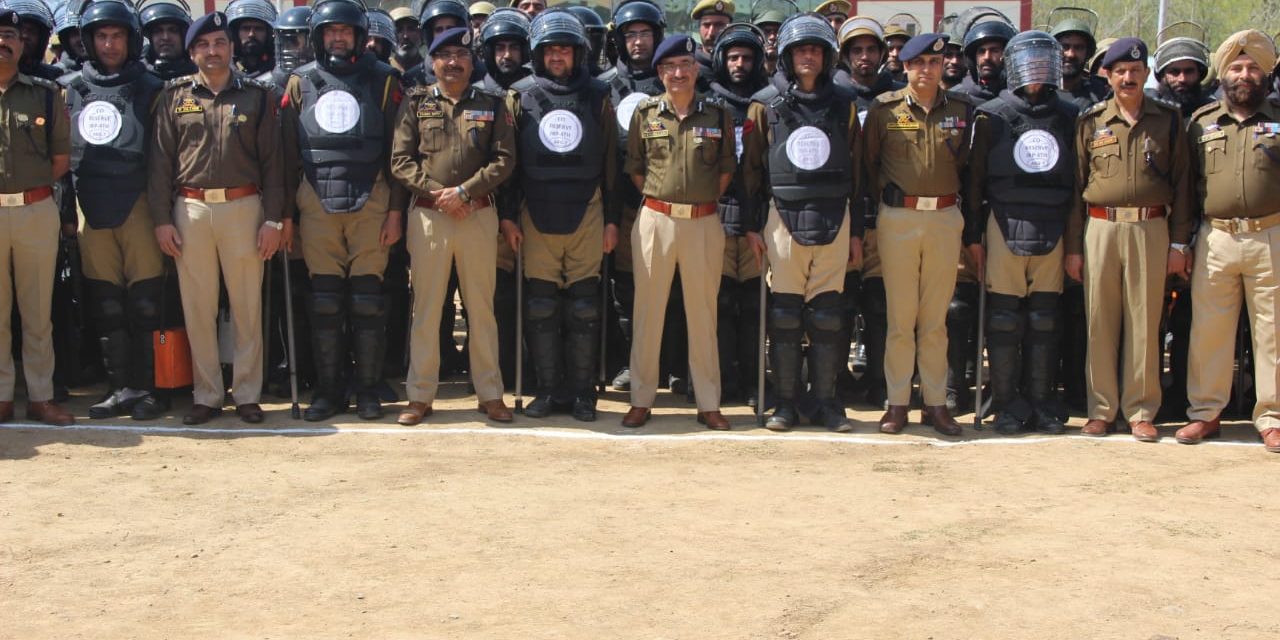DGP interacts with police personnel at Handwara, reviews arrangements for polls
