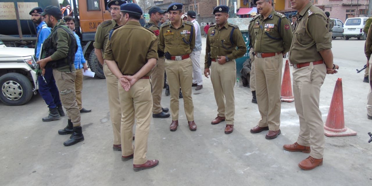 IGP Kashmir visits Dargah Sharief Hazratbal.