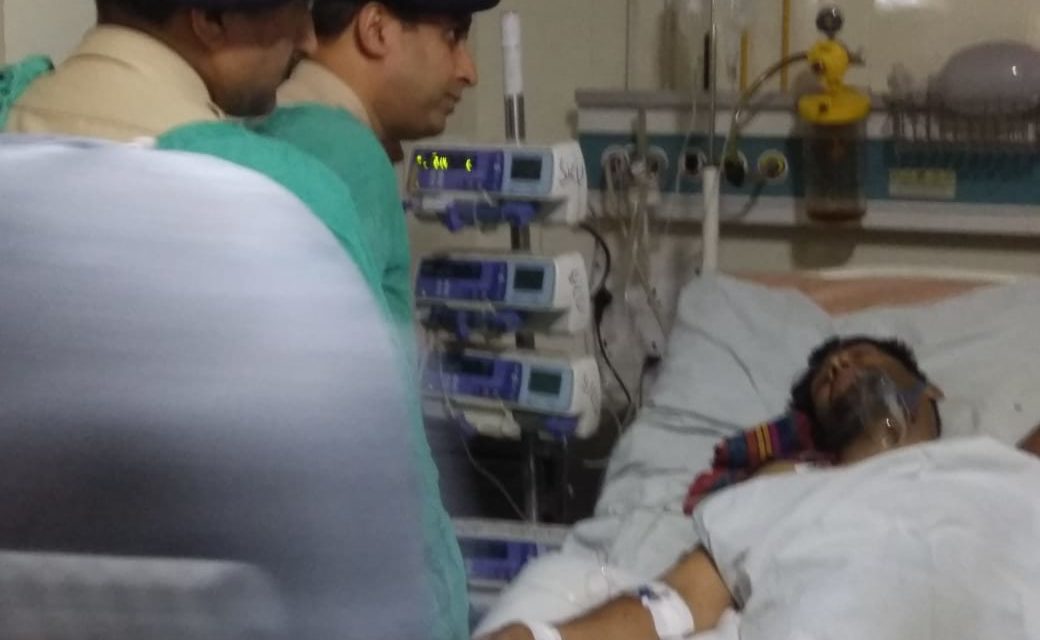 IGP Kashmir, DIG CKR visit police constable injured in Chanapora militant attack