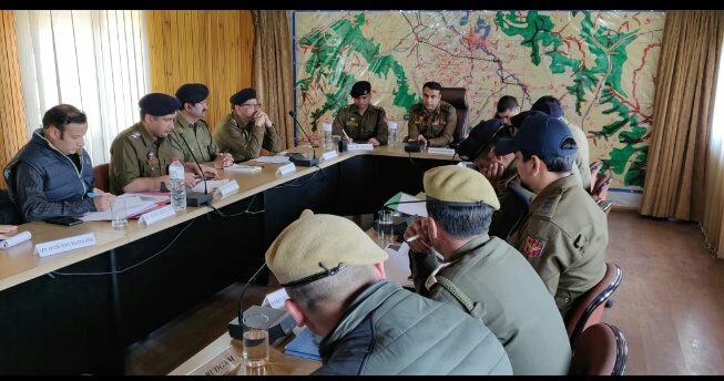 IGP KASHMIR VISITS BUDGAM, CHAIRS A MEETING TO REVIEW POLL PREPAREDNESS
