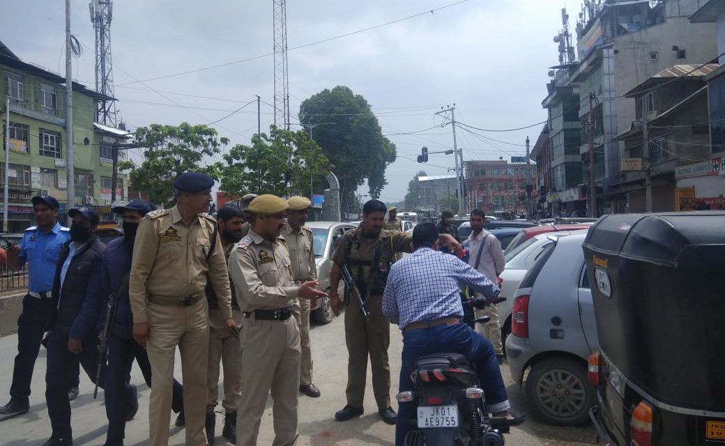 Srinagar police launches drive against wrong parking and encroachment
