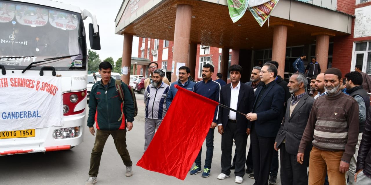 DC Ganderbal Flags off students for participation in Inter-District road race