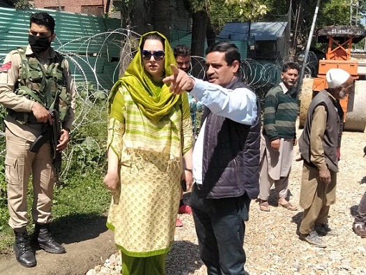 DDC Budgam visits Imam Bara, Jamia Masjid to take stock of Ramzan arrangements