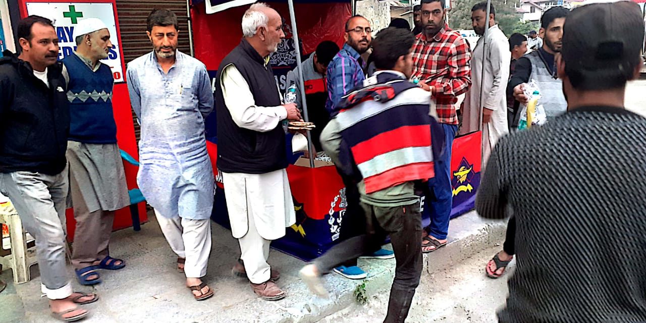 Police hosts Iftar to passer-bys in Srinagar