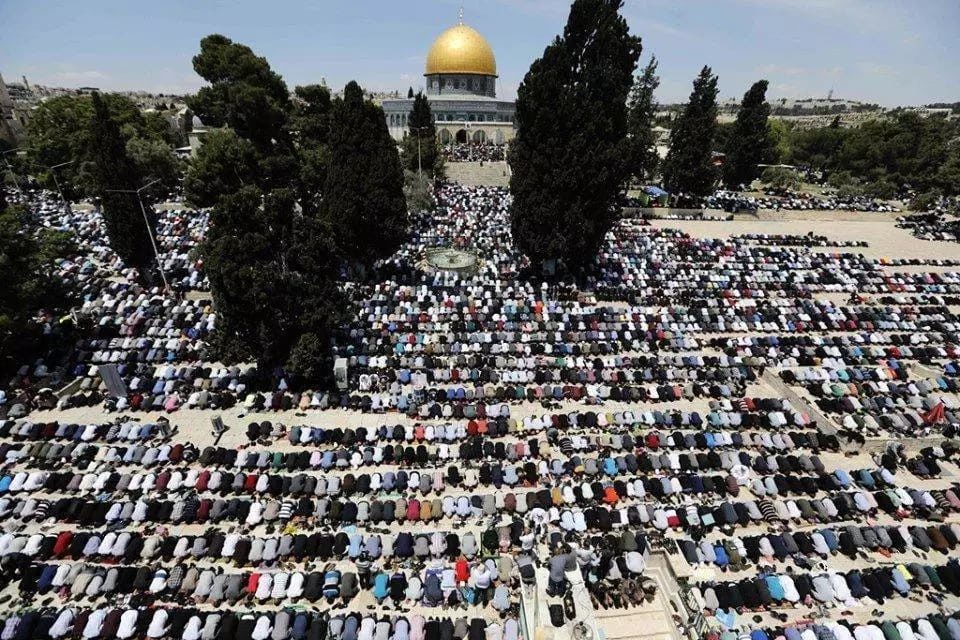 Despite restrictions by Israel, 1,80,000 Muslims offer prayers at Al-Aqsa on first Friday of Ramazan